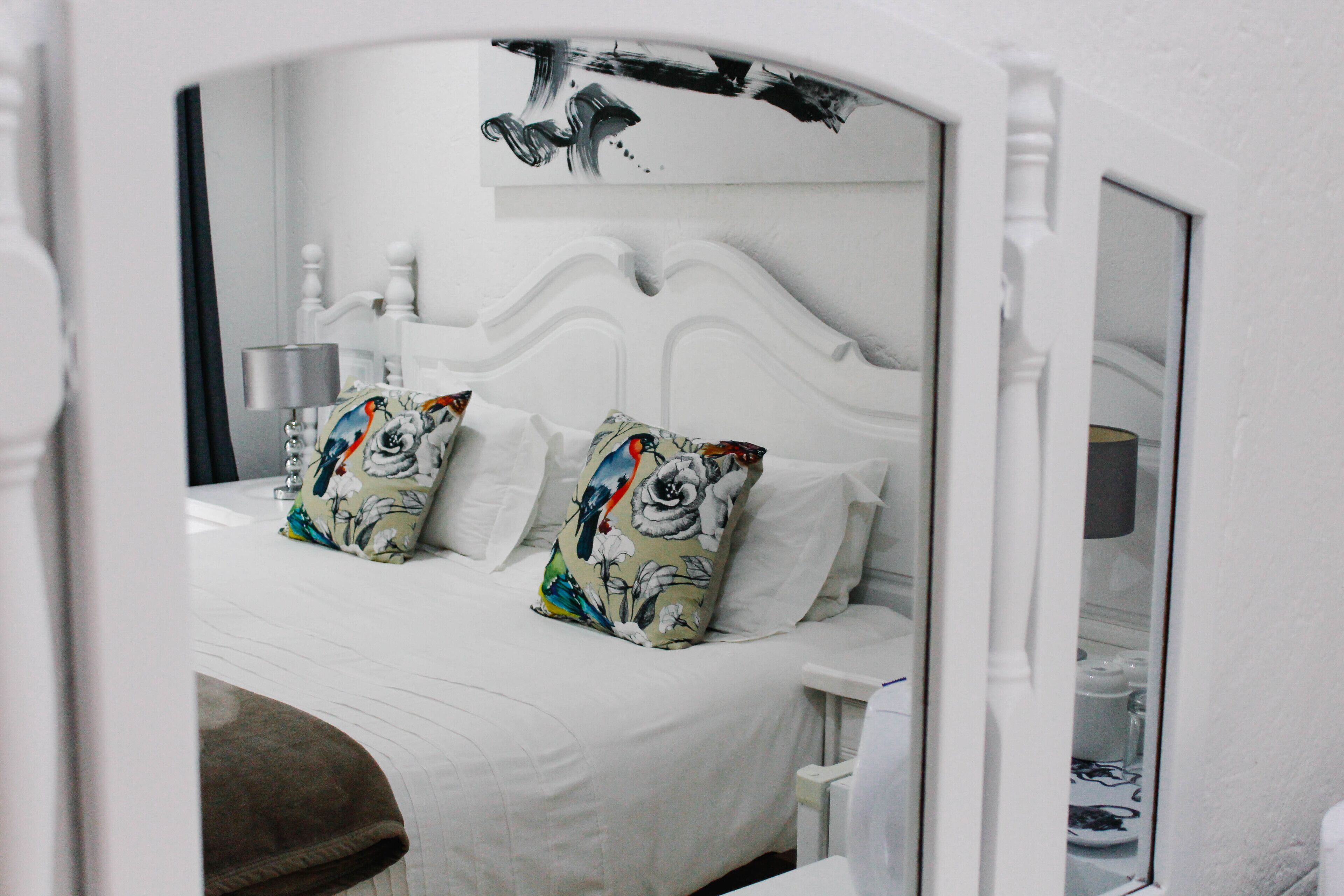 Room 1 - Deluxe room | In-room safe, individually decorated, individually furnished, desk