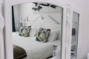 华丽客房 | 客房内保险箱、特色装修、特色家居、办公桌