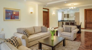 TV màn hình phẳng 55-inch có truyền hình vệ tinh, đầu đĩa DVD