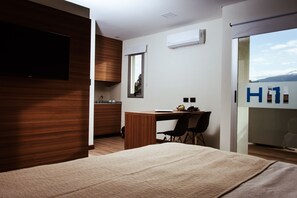 Comfort dubbelrum eller tvåbäddsrum | Minibar, värdeförvaringsskåp på rummet och arbetsyta för laptop