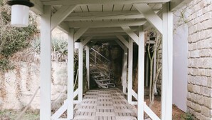 Eine überdachte Holztreppe.