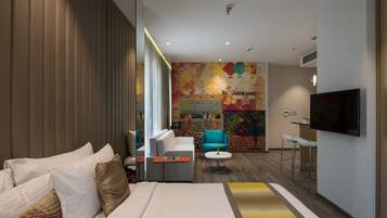 Minibar, brankas, kedap suara, dan setrika/meja setrika