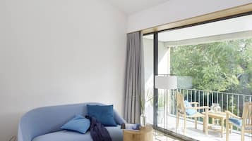 Premium bedding, in-room safe, desk, laptop workspace