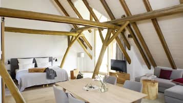 Luxe beddengoed, een kluis op de kamer, een bureau, een laptopwerkplek