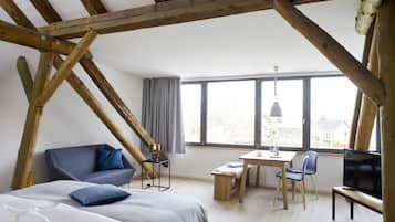 Comfort Apartment | Premium bedding, in-room safe, desk, laptop workspace