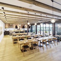 Se ofrece un desayuno bufé (19 EUR por persona)