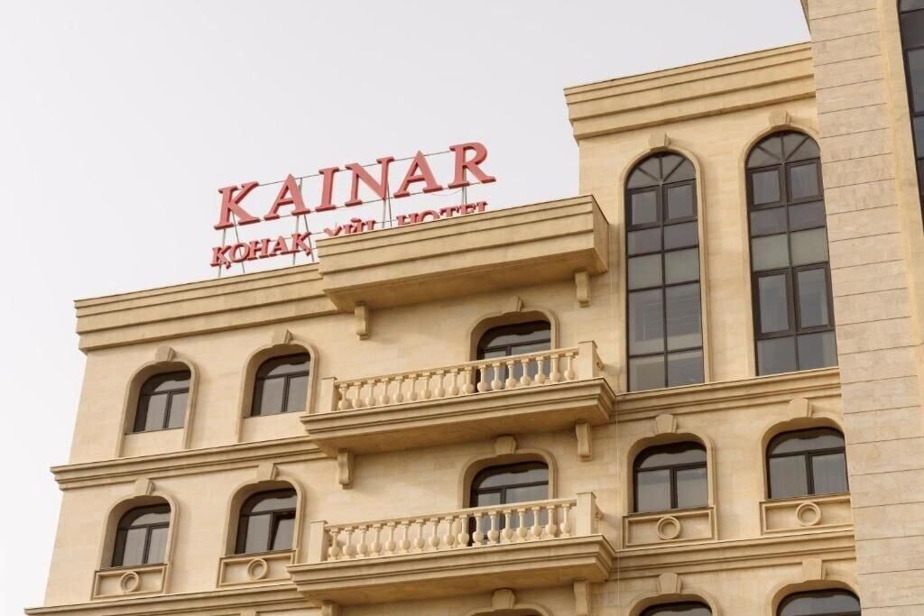 Ein Gebäude mit einem Schild, auf dem 'KAINAR HOTEL' steht.