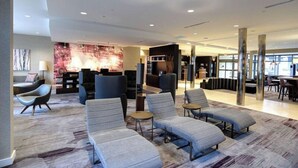 Un espace de détente moderne avec des canapés, des fauteuils et une table basse.
