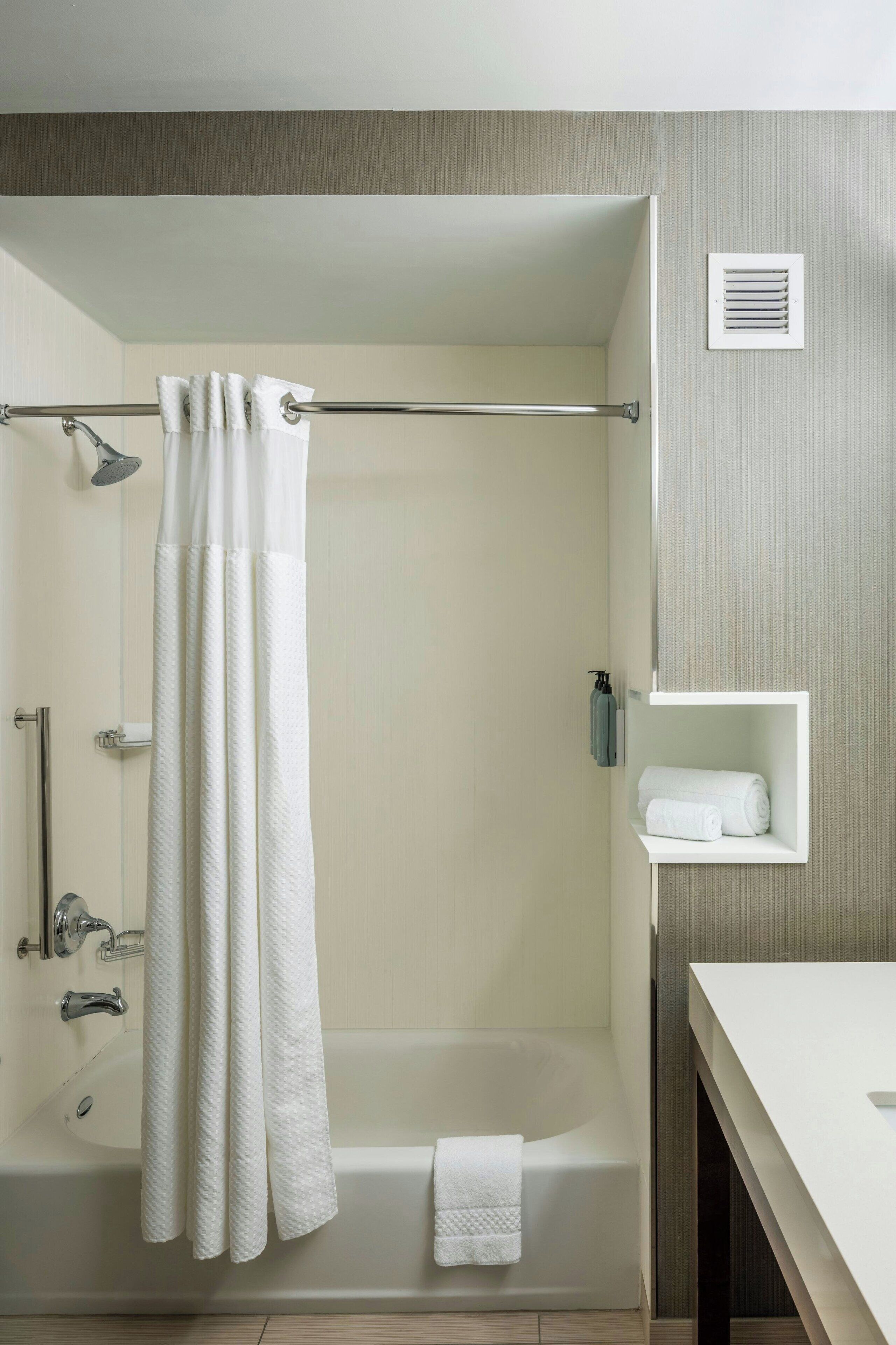 room, 2 queen beds, non smoking | bathroom | hydromassage showerhead, free toiletries, hair dryer, towels