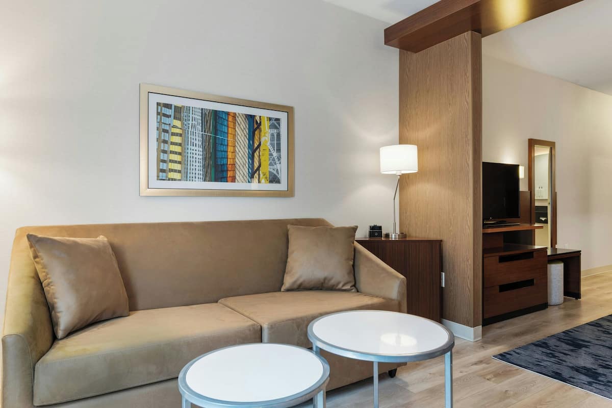 Sviitti, 1 suuri parisänky ja vuodesohva | Työpöytä, silitysrauta/-lauta, ilmaiset vauvansängyt, ilmainen Wi-Fi