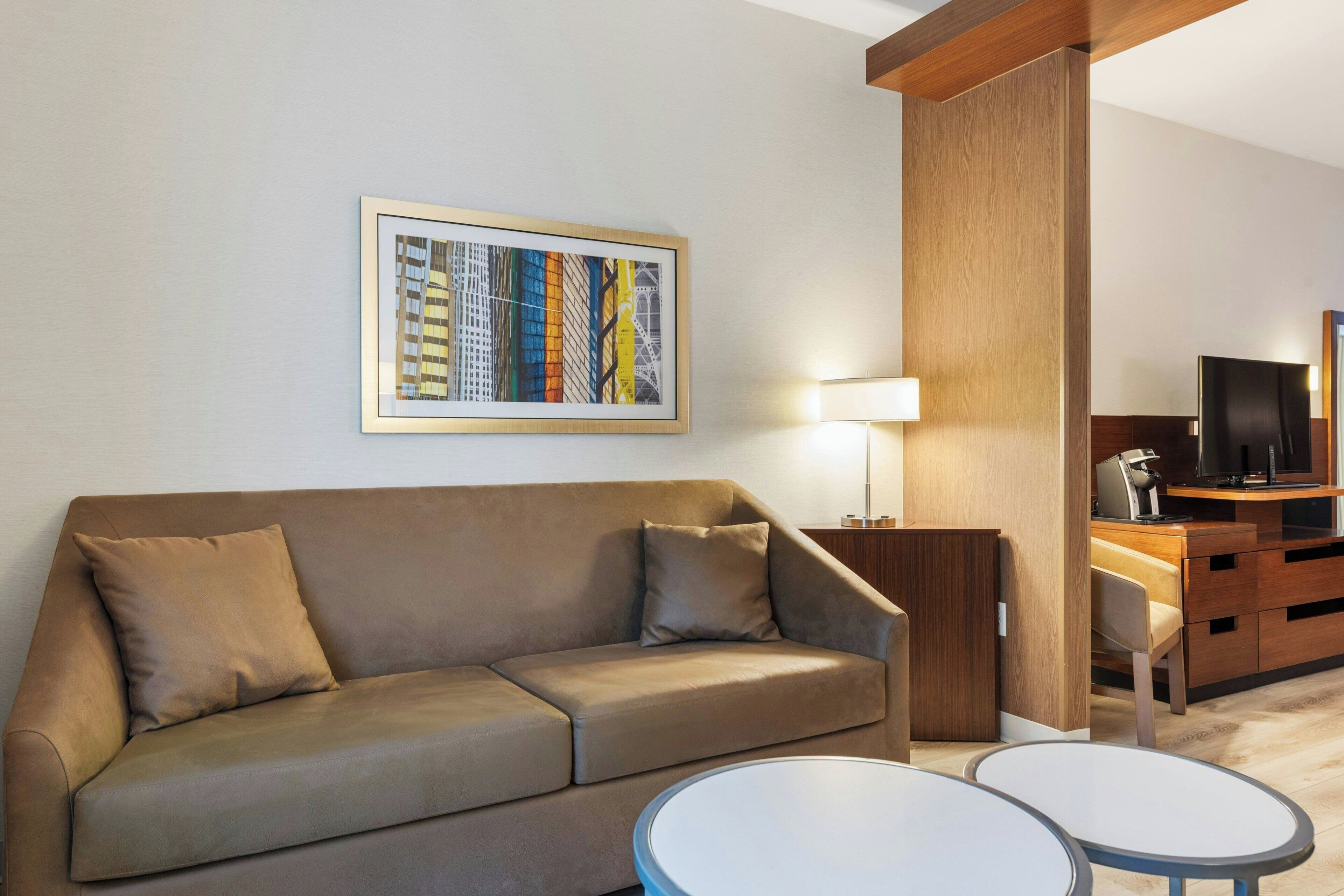 جناح - عدة أسرّة | منطقة المعيشة | تلفزيون ذكي، برامج وأفلام نتفليكس