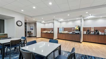 Tägliches inbegriffenes kontinentales Frühstück