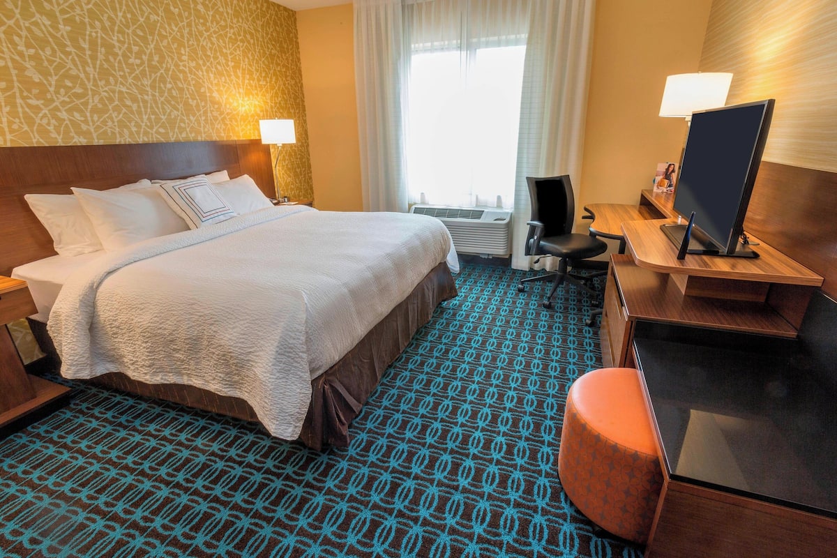 Premium bedding, in-room safe, desk, laptop workspace