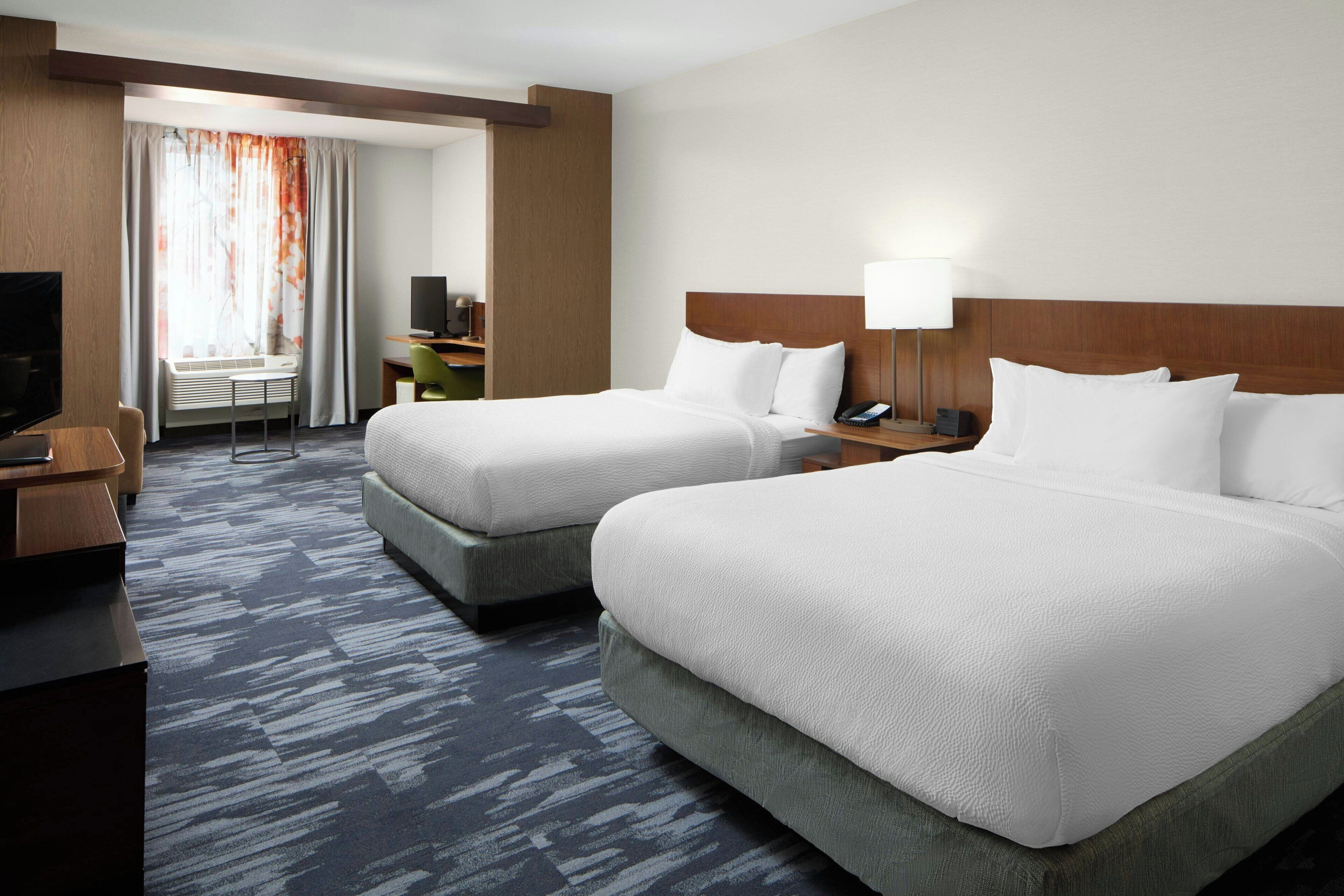 Premium-sengetøj, pengeskab på værelset, skrivebord