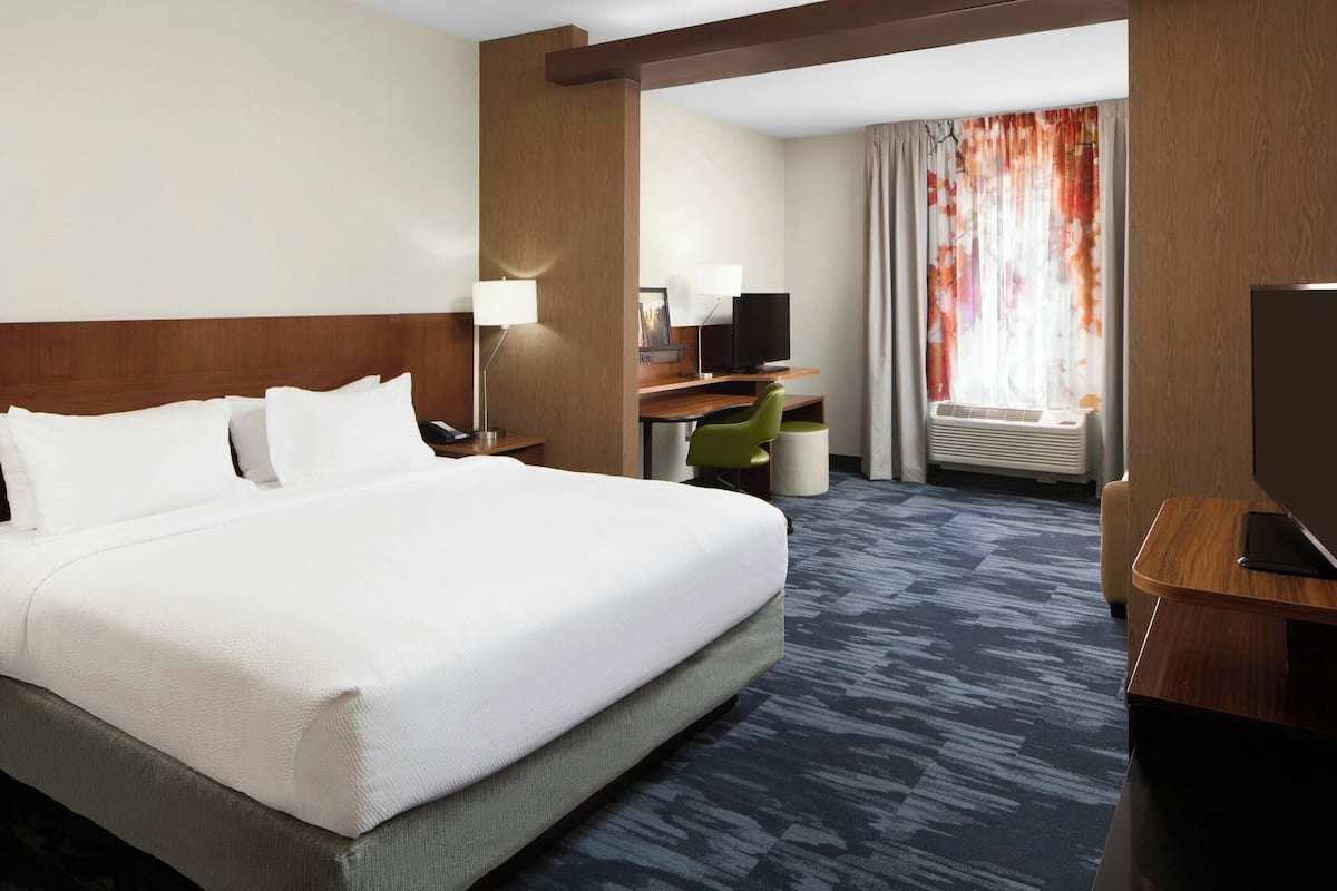 Premium-sengetøj, pengeskab på værelset, skrivebord