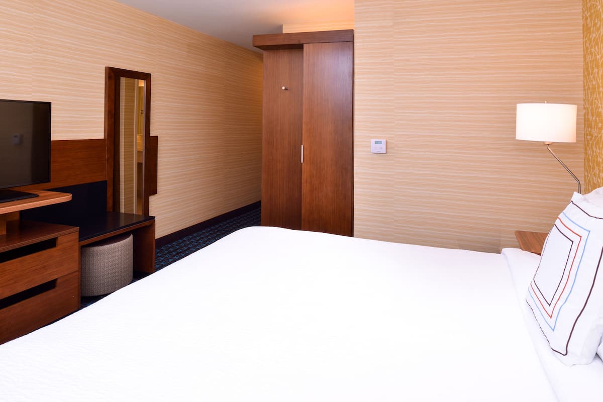 Desk, laptop workspace, iron/ironing board, free WiFi