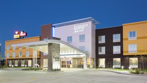 Un hôtel Fairfield Inn & Suites Marriott au design moderne, doté d’une entrée couverte et d’une enseigne bien visible indiquant « Loves Cay ».