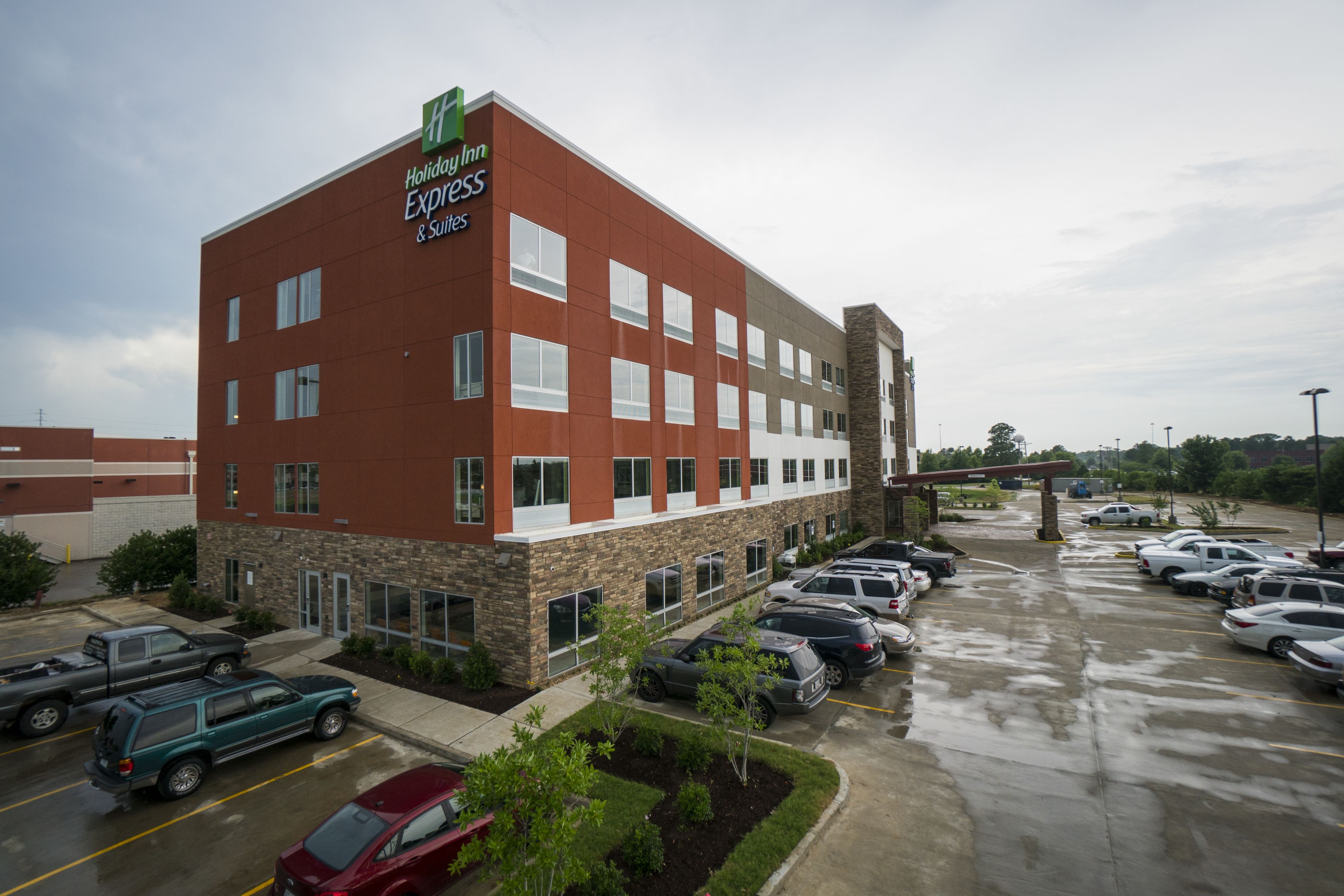 A Holiday Inn Express building with a parking lot and a few cars.