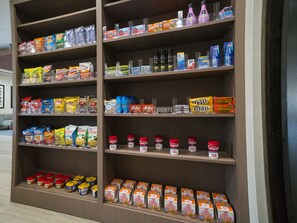 Um corredor de supermercado com diversos produtos de snack e alimentos.