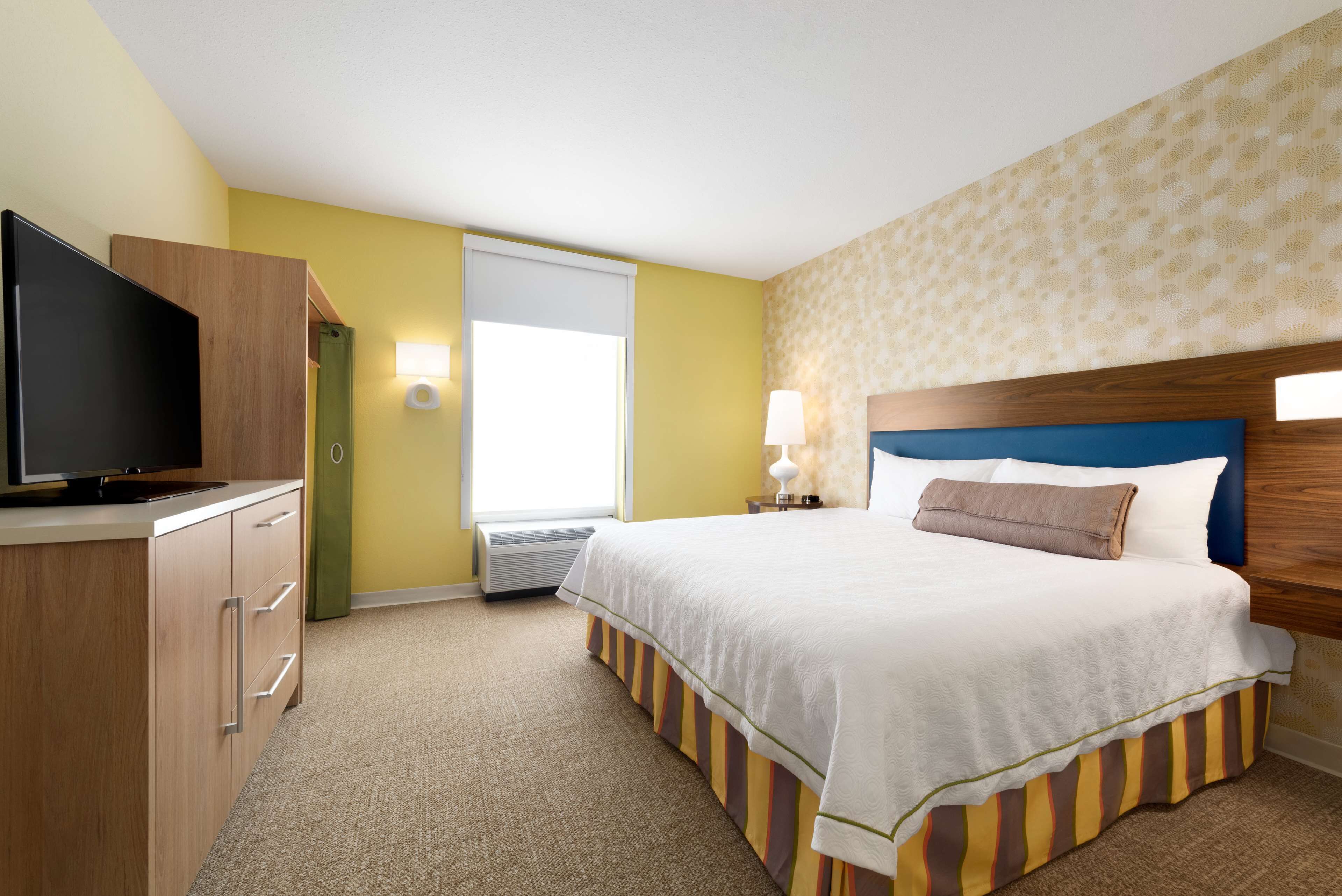 suite, 1 king bed, non smoking | desk, iron/ironing board, free cots/infant beds, free wifi