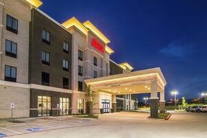 Fachada de la propiedad por la tarde o noche