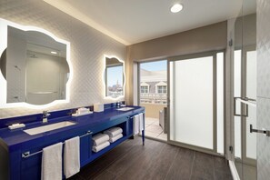 Suíte, 1 cama King, sacada (Living Area) | Banheiro | Chuveiro, secador de cabelo, toalhas de banho