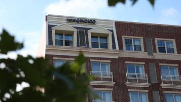 Un edificio de hotel con un letrero que dice 'hotel INDIGO'.