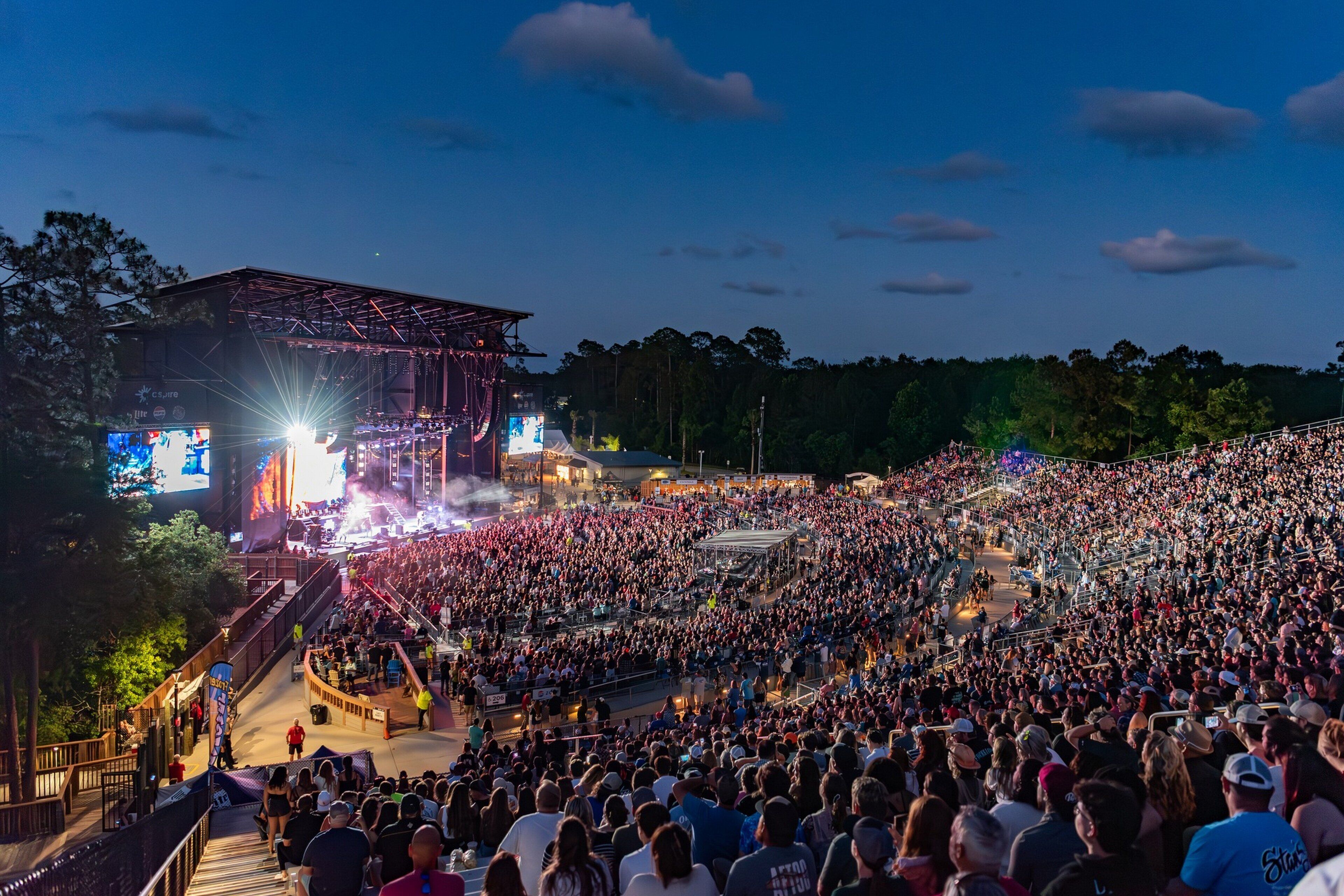 Un grand espace de concert en plein air doté de gradins et d’une scène.