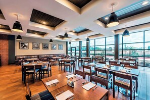 供應早餐和晚餐