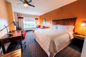 高級寢具、客房內保險箱、書桌、筆電工作空間