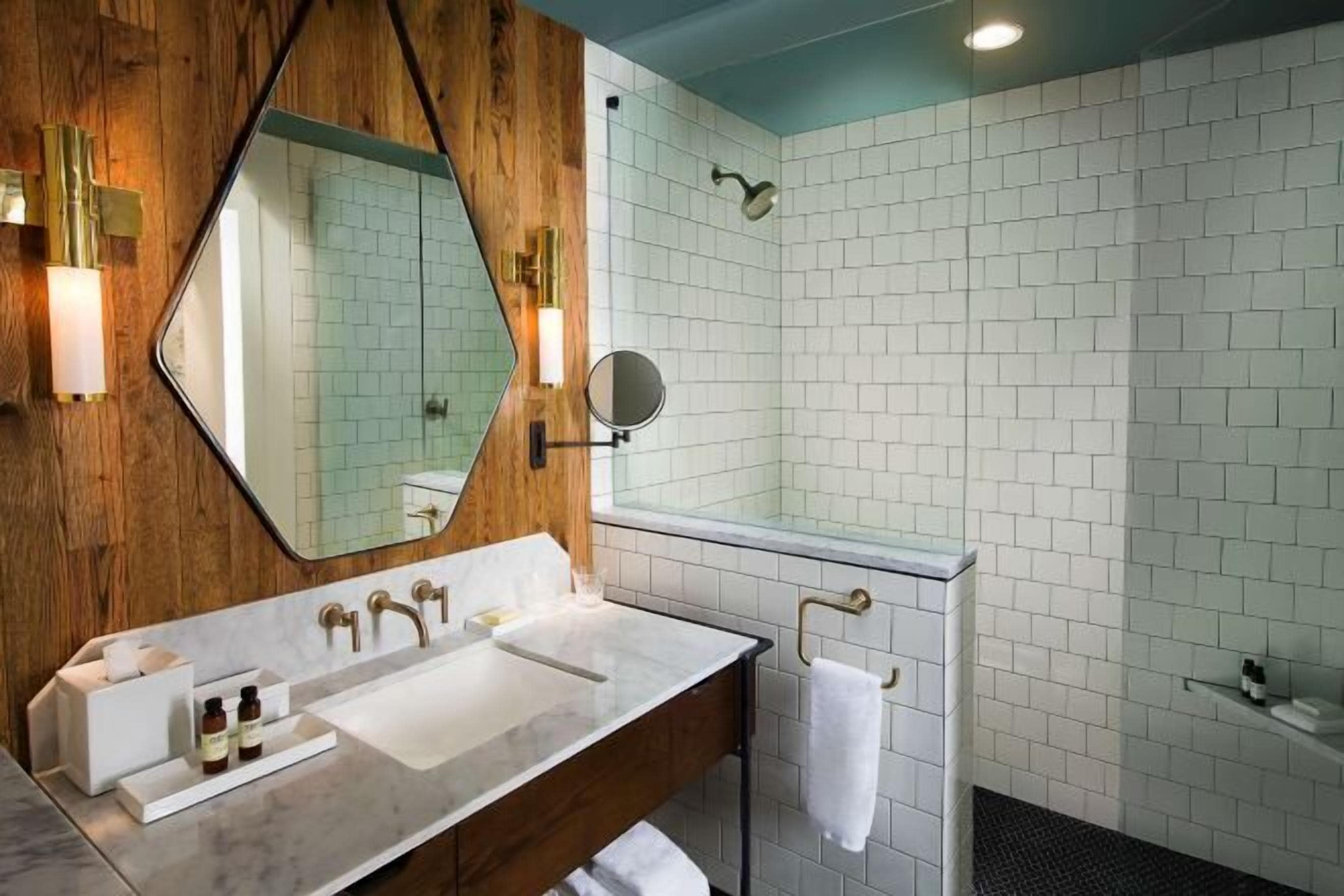 Articles de toilette de luxe, sèche-cheveux, peignoirs, chaussons