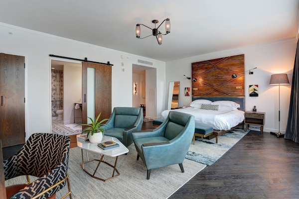 Studio Suite, Accessible (Shower) | Egyptian cotton sheets, premium bedding, minibar, in-room safe