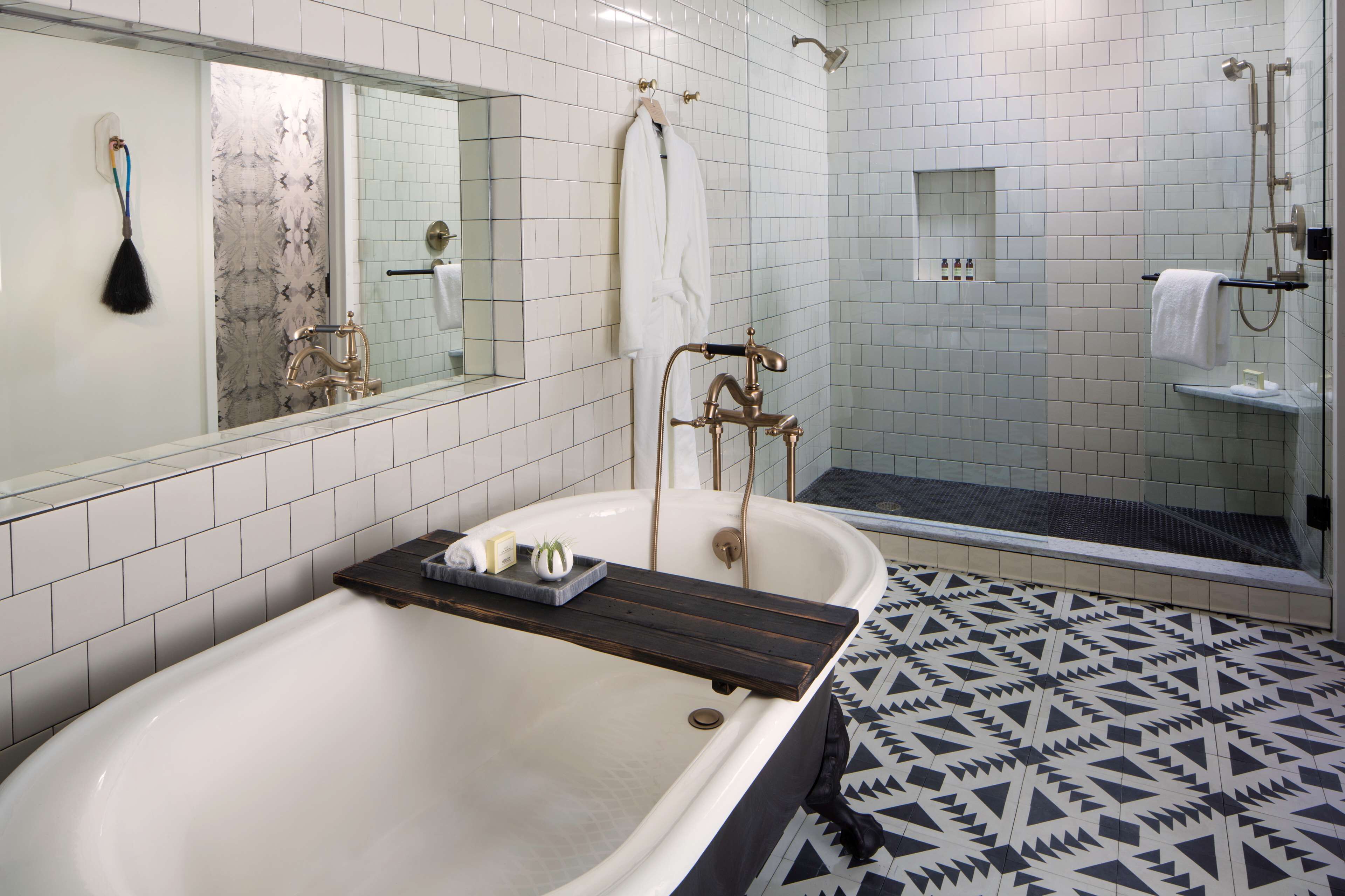 Amenidades de baño de diseñador, secadora de cabello, batas, pantuflas 