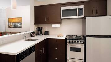 Full-size fridge, microwave, oven, coffee/tea maker