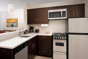 Full-size fridge, microwave, oven, coffee/tea maker