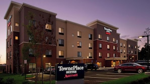 TownePlace Suites Marriott with a parking lot and a clear sky. - TownePlace Suites by Marriott Alexandria Fort Belvoir (Alexandria)