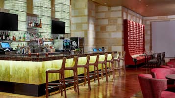 2 bares/lounges, bar ao lado da piscina