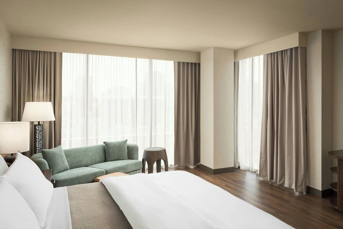 Traditional-Zimmer, 1 King-Bett | Hochwertige Bettwaren, Daunenbettdecken, Pillowtop-Betten, Zimmersafe