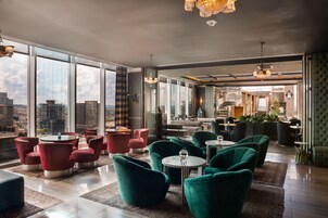 2 bares, bar junto a la piscina