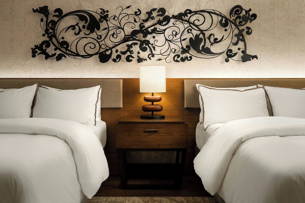 Habitación Deluxe, 2 camas Queen size | Ropa de cama de alta calidad, edredón y camas con pillow-top