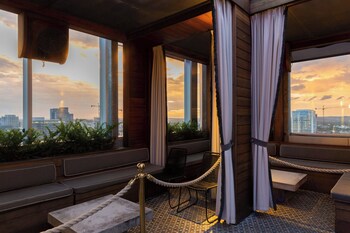 2 bars/lounges, poolside bar at The Westin Nashville