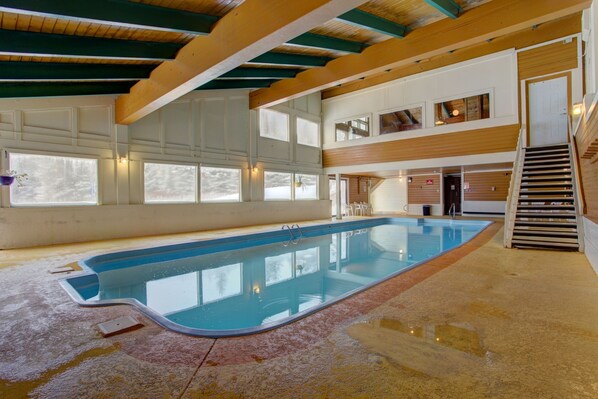 Condo, 2 habitaciones | Alberca | Alberca techada y alberca al aire libre