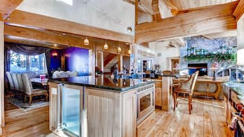House, 5 Bedrooms | Private kitchen | Microwave, oven, coffee/tea maker, toaster