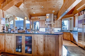 Talo, 5 makuuhuonetta | Yksityinen keittiö | Mikroaaltouuni, uuni, kahvin-/teenkeitin, leivänpaahdin