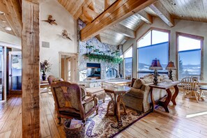 Casa, 5 habitaciones | Sala de estar | Televisión, chimenea, reproductor de DVD y computadora 