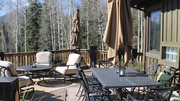 House, 5 Bedrooms | Balcony