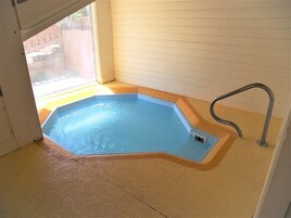 Bañera de hidromasaje cubierta