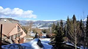 A mountain cabin with a view of snow-covered mountains and a clear sky. - Buffalo Ridge 2 Bed Loft (Silverthorne)