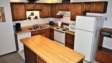 Stort kylskåp, mikrovågsugn, ugn och spishäll