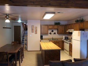 Leilighet, flere senger, fjellutsikt (Buffalo Ridge 1 Bedroom 2 Lofts BRBF) | Eget kjøkken | Kjøleskap, mikrobølgeovn, ovn og kokeplater